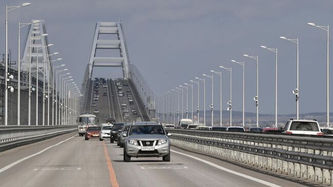 На Крымском мосту возобновили движение