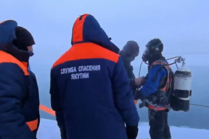 В Якутии спасатели вытащили затонувший автомобиль на берег. Внутри обнаружено тело ребенка