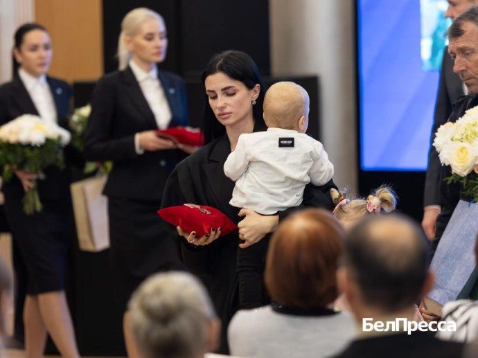 Семьям белгородцев, погибших на СВО, передали государственные награды Семьям белгородцев, погибших на СВО, передали государственные награды
