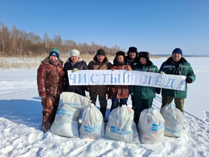 В Башкирии инспекторы собрали на озере мусор после рыбаков