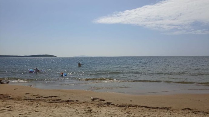 Купальный сезон на максимуме: вода в Приморье прогрелась до 30 градусов