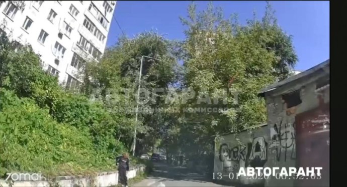 Водитель жестко сбил школьницу во Владивостоке: ребенка увезла скорая
