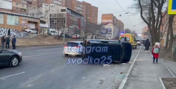 Влетел на «Приусе»‎: жесткое ДТП с «перевертышем»‎ спровоцировало пробку во Владивостоке