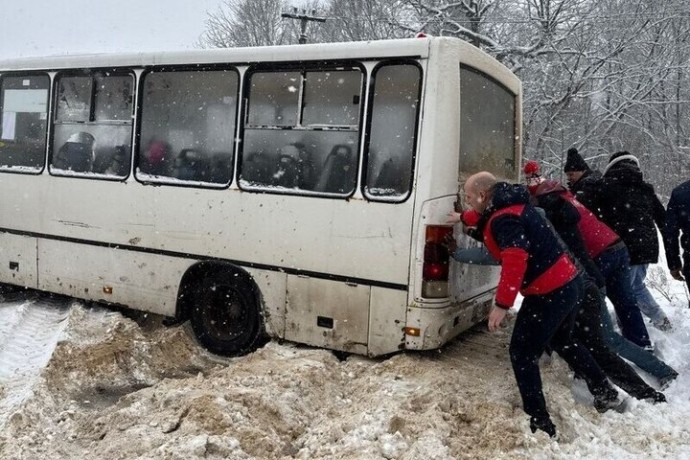 Автобус попал в снежный занос около Ясной Поляны Автобус попал в снежный занос около Ясной Поляны