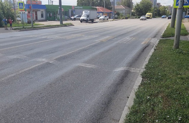В Октябрьском районе Саранскана участке автодороги появились колеи, бугры и выбоины