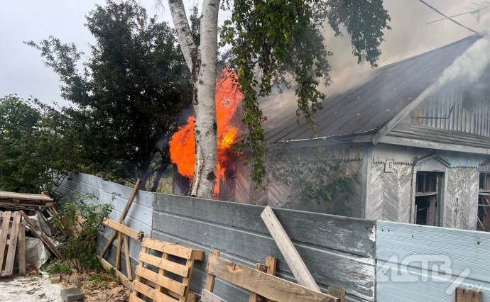 Нежилой дом вспыхнул в центре Южно-Сахалинска