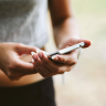Мошенники начали предлагать россиянам работающую версию WhatsApp*