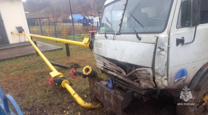 В Башкирии автомобиль наехал на газовую трубу В Башкирии автомобиль наехал на газовую трубу