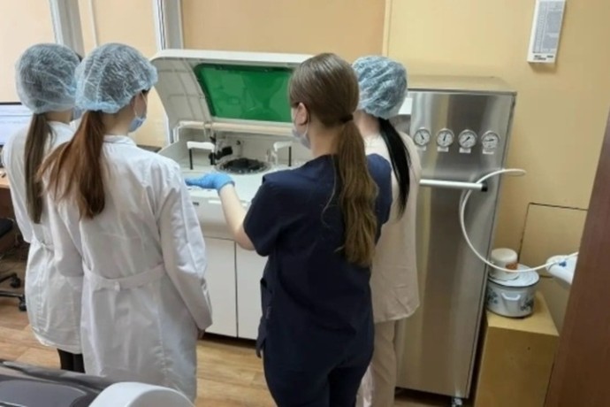 Студенты медколледжа проходят практику в клинико-диагностической лаборатории детской поликлиники
