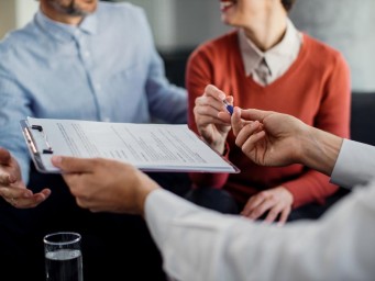 Почему россияне несут деньги в банки, а не на рынок недвижимости  — эксперты объяснили