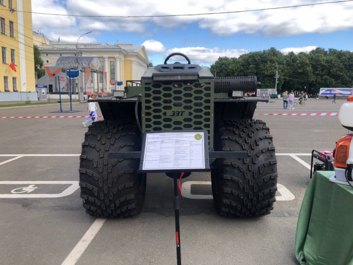 На Театральной площади проходит выставка лесопожарной техники