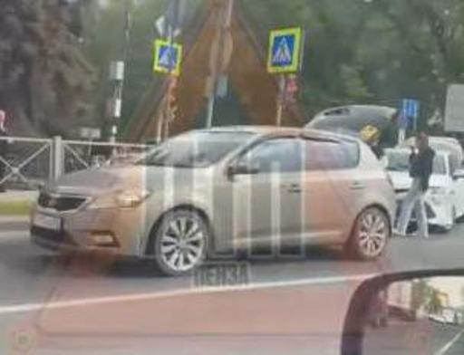 На перекрестке в центре Пензы случилась авария с двумя легковушками