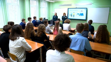 В семи школах Петербурга открылись налоговые классы