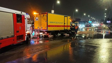 Вода отведена, движение ограничено: что известно о прорыве трубы на Свердловской набережной