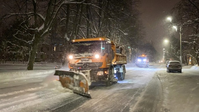 Вице-губернатор Санкт-Петербурга Евгений Разумишкин поручил дорожным и коммунальным службам Петербурга уделить первоочередное внимание расчистке дорог и тротуаров у социальных учреждений