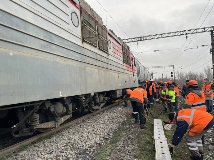 Из-за схода локомотива в Ростовской области задержаны более 20 поездов дальнего и пригородного следования