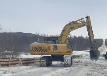 На севере Приамурья расчистили участок трассы после выхода воды