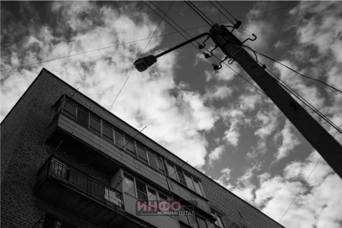 Накануне распивала алкоголь: в Астрахани погибла женщина, выпал из окна квартиры