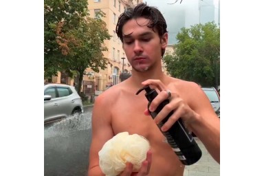 Москвич помылся в луже из-за отключения горячей воды