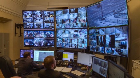 «Что могут музеи? Только методично выстраивать систему безопасности»: как на ограбление Лувра отреагировали в Петербурге