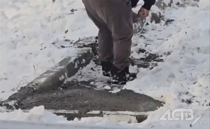 В Южно-Сахалинске рабочие совершали странные действия, укладывая бетон в снег В Южно-Сахалинске рабочие совершали странные действия, укладывая бетон в снег