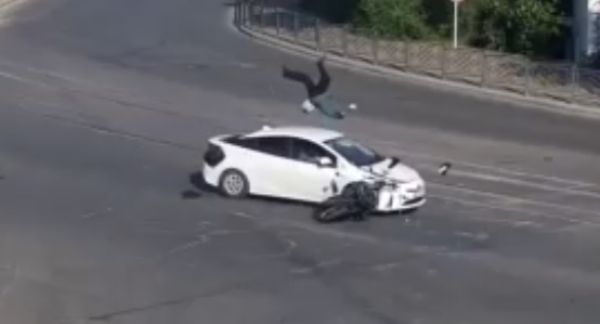 В Улан-Удэ гибель водитель мопеда попала на видео