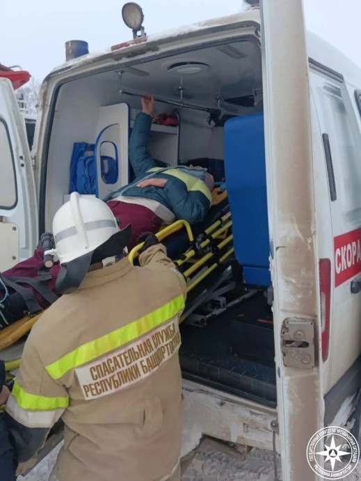 Трое пострадавших: в Башкирии на трассе легковушка столкнулась с фурой