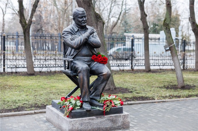 На Киностудии Горького открыли скульптурную композицию в память о создателях фильма «Семнадцать мгновений весны»