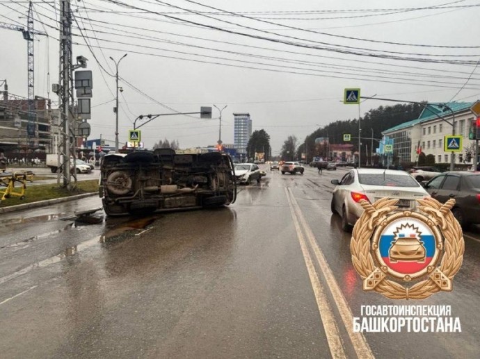 В Башкирии в ДТП опрокинулся автомобиль скорой помощи