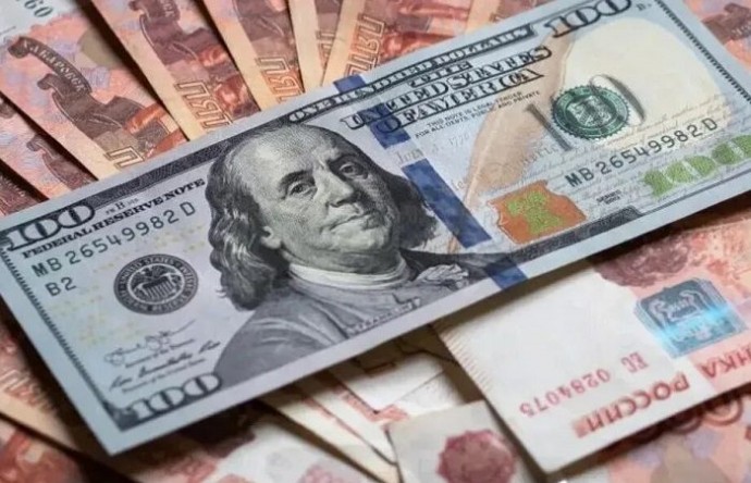 Рубль продолжил укрепляться по отношению к доллару и евро