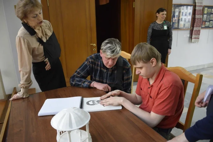 «Чайка», доступная для всех: в Российской государственной библиотеке искусств презентовали многоформатный альбом для слепых и слабовидящих
