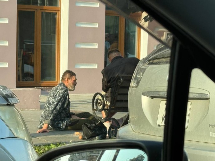 Бескультурный облик города: Центр Владивостока захватили бомжи