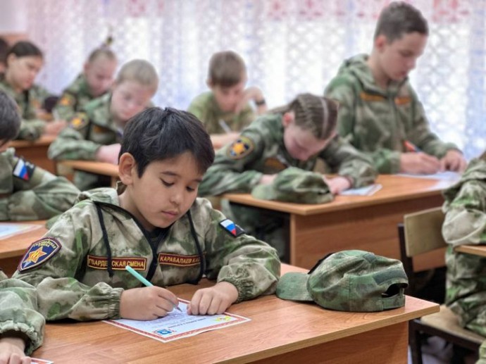 Астраханские школьники написали письма поддержки военнослужащим Росгвардии