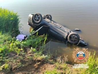 В Башкортостане автомобиль улетел в водоём
