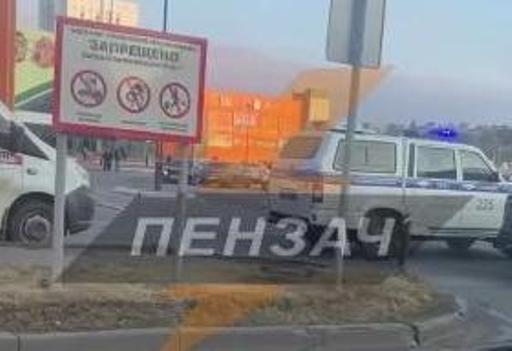 В Пензе перекрыли въезды на парковку у ТРК «Коллаж», на месте работают экстренные службы