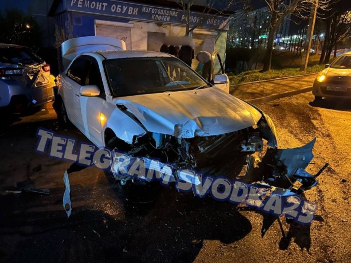 Пьяные подростки разбили седан о Subaru XV во Владивостоке