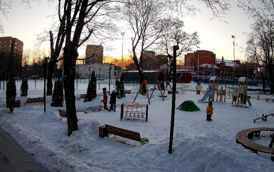 В Курске в парке Пионеров подростки повредили декоративную фигуру зайца В Курске в парке Пионеров подростки повредили декоративную фигуру зайца