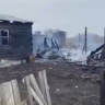 В амурском селе пал сухой травы стал причиной возгорания дворовых построек