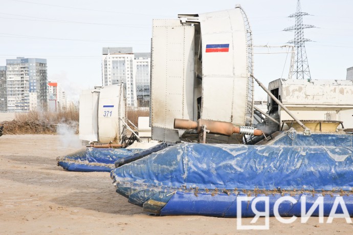Порядка 10 аэроботов задействуют на переправе Якутск — Нижний Бестях во время ледохода
