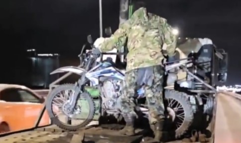 В Туле 16-летнего подростка сняли с мотоцикла за четыре нарушения В Туле 16-летнего подростка сняли с мотоцикла за четыре нарушения