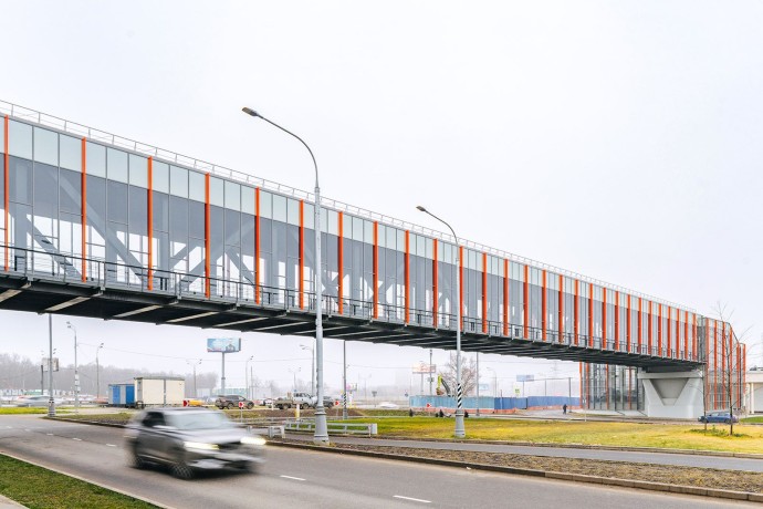 Пешеходный переход построили у станции метро «Корниловская» Пешеходный переход построили у станции метро «Корниловская»