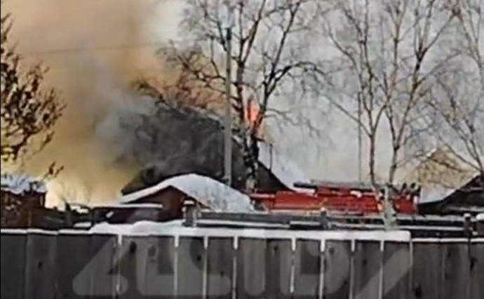 В Тымовском горел жилой дом по улице Новой В Тымовском горел жилой дом по улице Новой