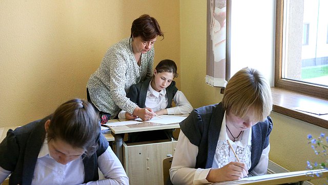 Вячеслав Володин проводит опрос о количестве бюрократической нагрузки на учителей