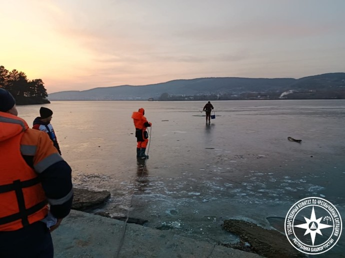 В Башкирии спасатели эвакуировали рыбака с опасного льда В Башкирии спасатели эвакуировали рыбака с опасного льда