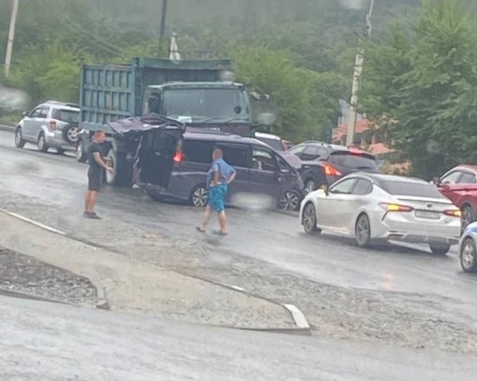 Раскидал по дороге автохлам: Грузовик протаранил около 10 автомобилей во Владивостоке