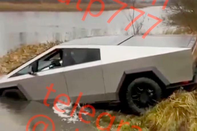 В Новой Москве вытащили из пруда пикап Tesla Cybertruck В Новой Москве вытащили из пруда пикап Tesla Cybertruck