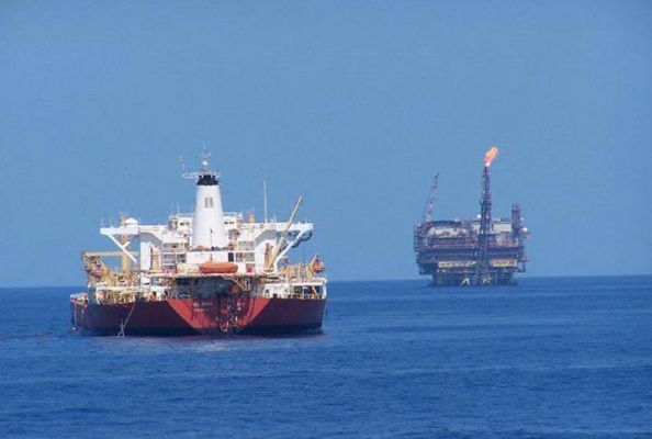 Ливия получает бумерангом: взорванный российский газовоз сносит к нефтяным платформам