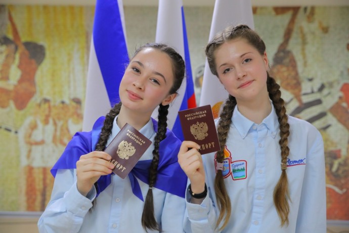 511 школьников из России и 17 стран получили первые паспорта в «Артеке» в 2025 году
