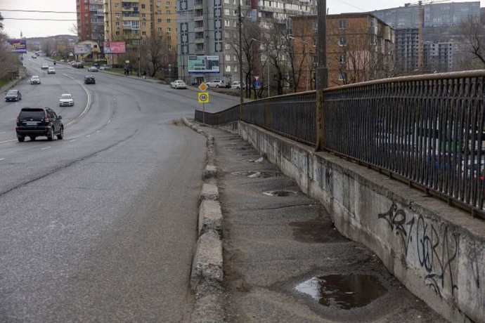Пешеходную часть мостового перехода в районе остановки «Баляева» во Владивостоке ждёт ремонт