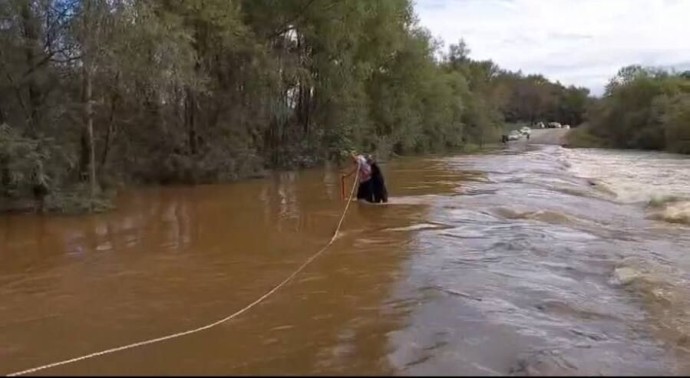 Жителя Приморья едва не унесло потоками воды в результате перелива реки